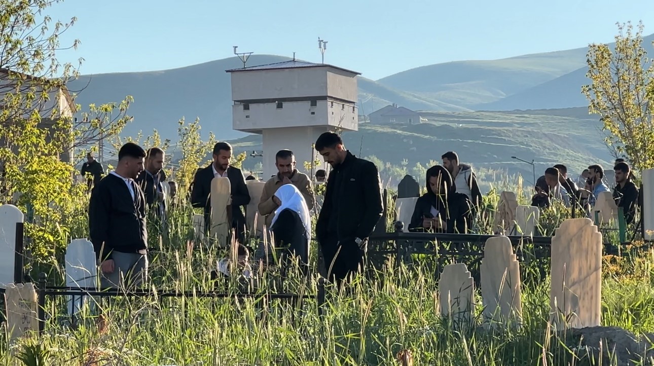 yuksekovada vatandaslar bayram namazi sonrasi mezarliklara akin etti 6 LwLWhDNb