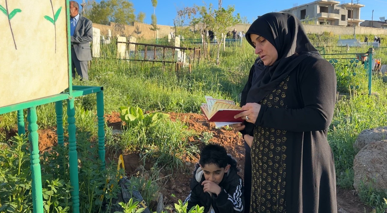 yuksekovada vatandaslar bayram namazi sonrasi mezarliklara akin etti 7 ia3gfADb
