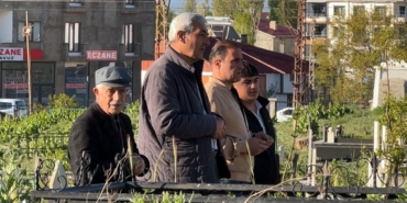 yuksekovada-vatandaslar-bayram-namazi-sonrasi-mezarliklara-akin-etti-FNzLKrr1.jpg