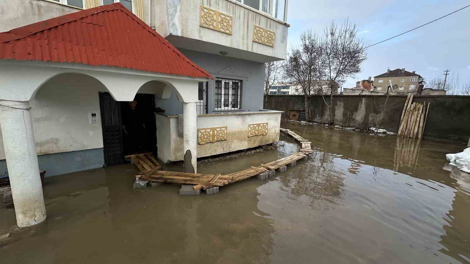 yuksekovada venedik cilesi evlere giris tahtadan koprulerle saglaniyor 1 2jl1efY2