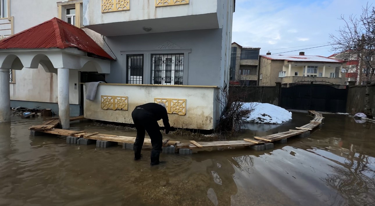 yuksekovada venedik cilesi evlere giris tahtadan koprulerle saglaniyor 11 G8iAFRLc