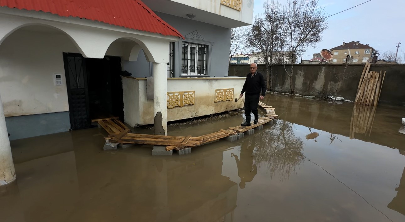 yuksekovada venedik cilesi evlere giris tahtadan koprulerle saglaniyor 17 tNBrcDde