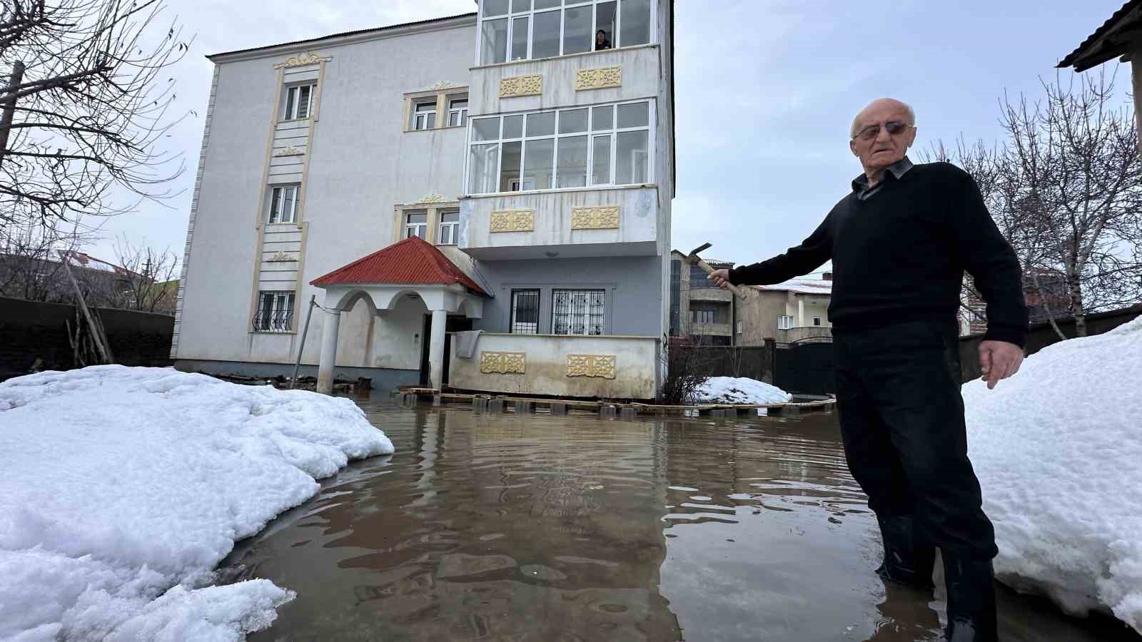 yuksekovada venedik cilesi evlere giris tahtadan koprulerle saglaniyor 2 AlUUbuuw