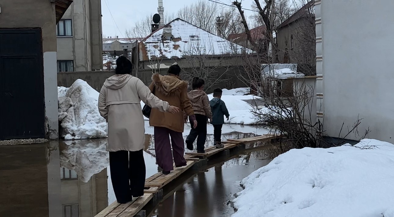 yuksekovada venedik cilesi evlere giris tahtadan koprulerle saglaniyor 22 QH8UXisE