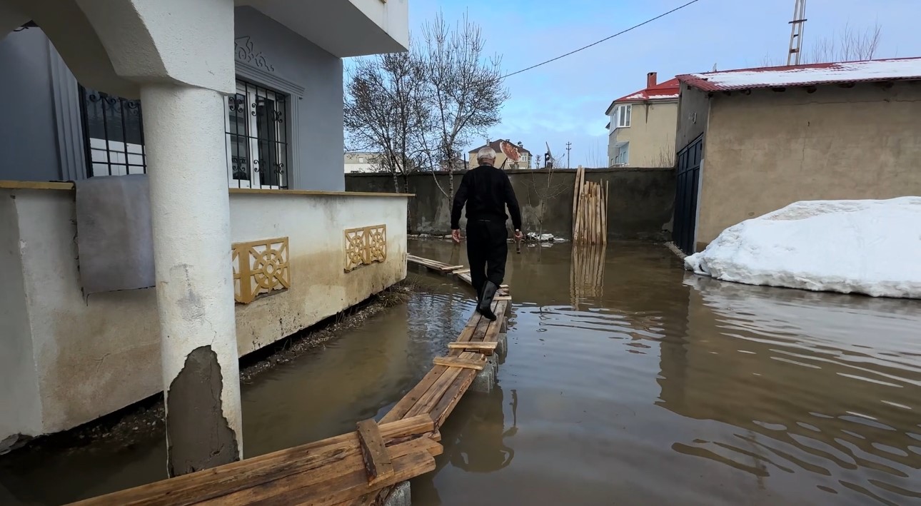 yuksekovada venedik cilesi evlere giris tahtadan koprulerle saglaniyor 25
