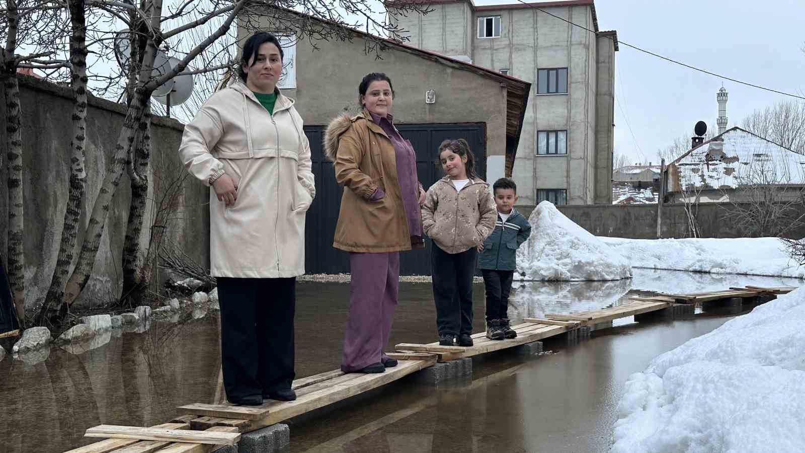 yuksekovada venedik cilesi evlere giris tahtadan koprulerle saglaniyor 4 7sGQST25