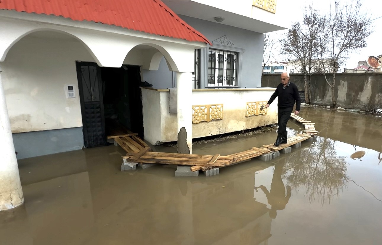 yuksekovada venedik cilesi evlere giris tahtadan koprulerle saglaniyor 5 j68XBO7A
