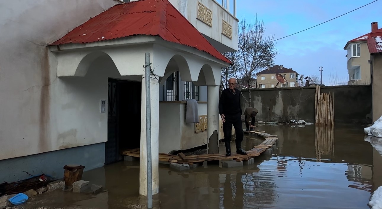 yuksekovada venedik cilesi evlere giris tahtadan koprulerle saglaniyor 9 AWa1qwwZ