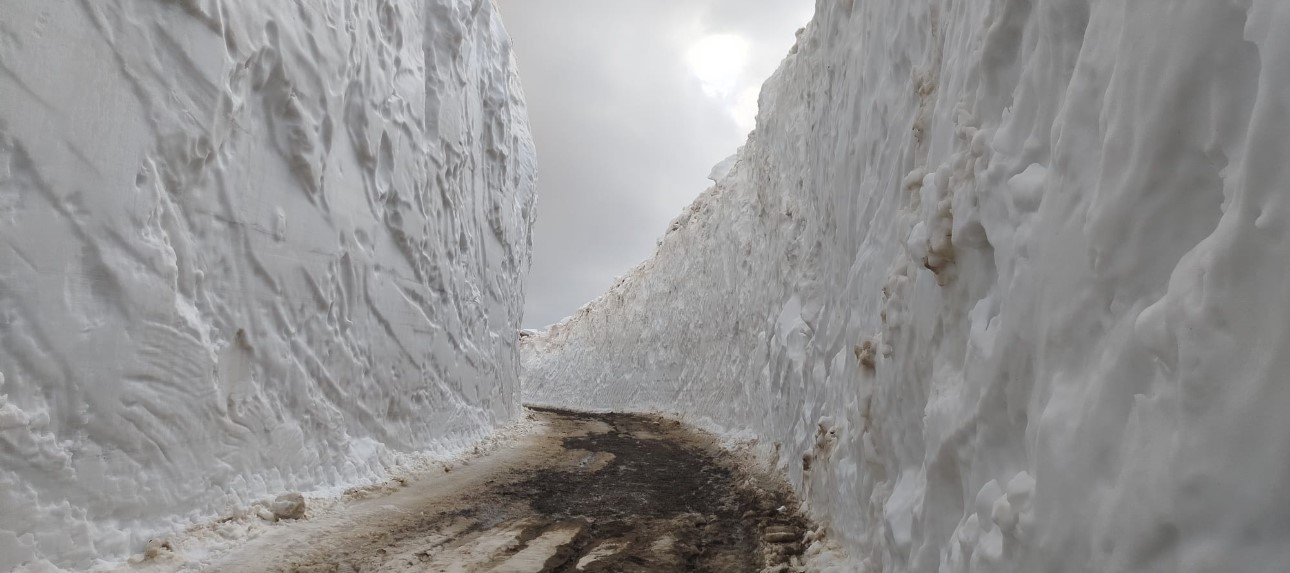 yuksekovada yaz mevsiminde 6 metrelik kar tunellerinde calisma 0 E7rcKtHp