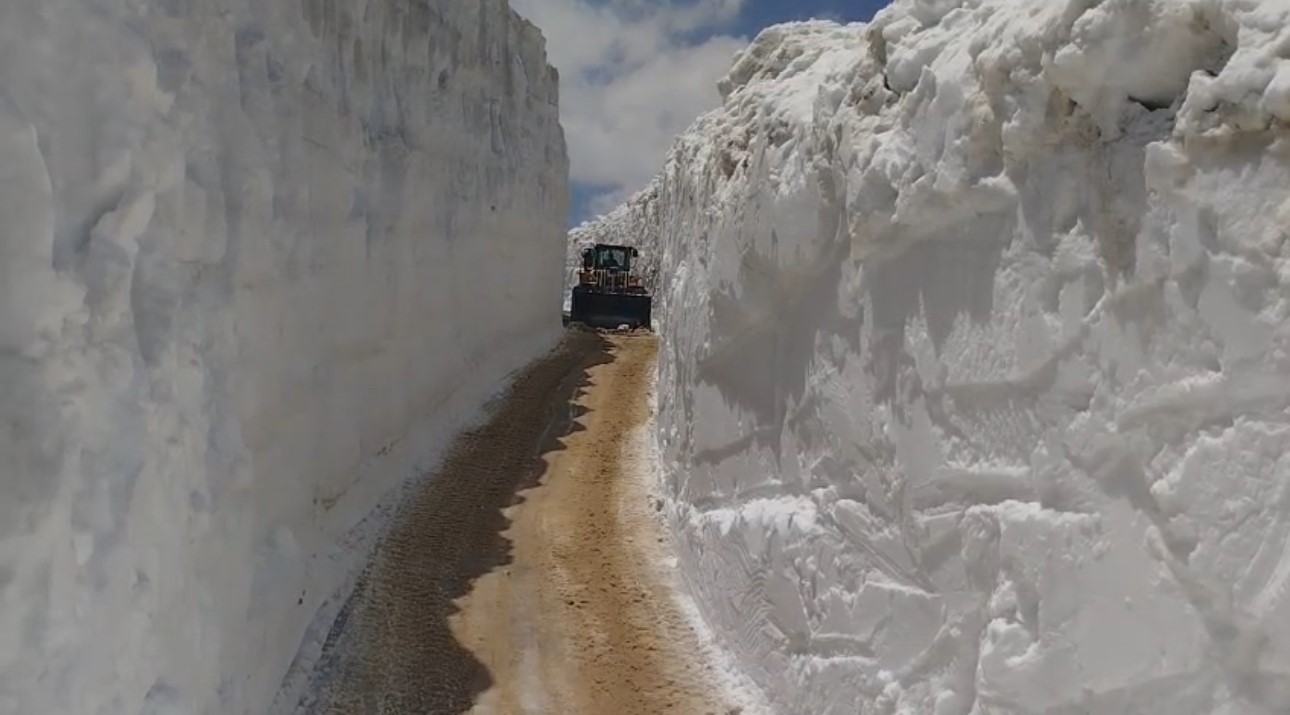 yuksekovada yaz mevsiminde 6 metrelik kar tunellerinde calisma 1 1VicwDDR