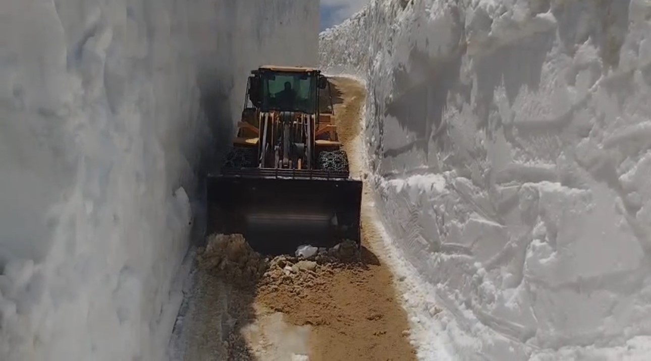 yuksekovada yaz mevsiminde 6 metrelik kar tunellerinde calisma 2 qZ7IORWp