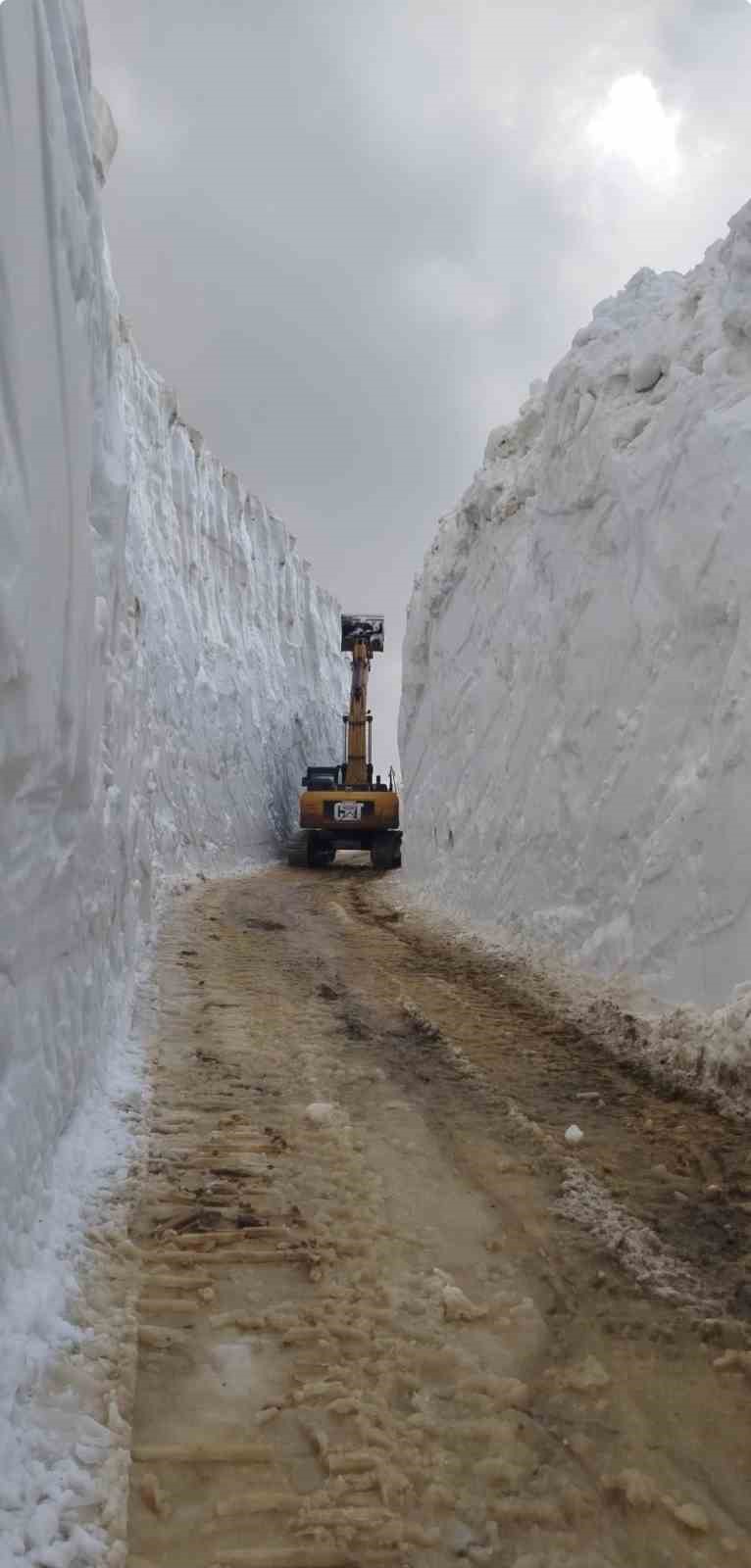 yuksekovada yaz mevsiminde 6 metrelik kar tunellerinde calisma 5 puRYwW2e