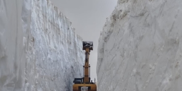 yuksekovada-yaz-mevsiminde-6-metrelik-kar-tunellerinde-calisma-7ybpDCAD.jpg
