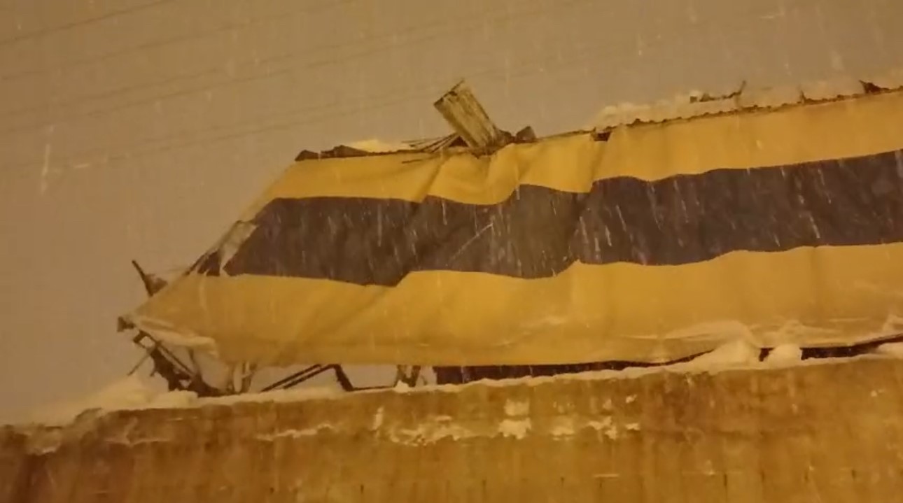 yuksekovada yogun kar nedeniyle hali sahanin catisi coktu 2 Kufutu9G