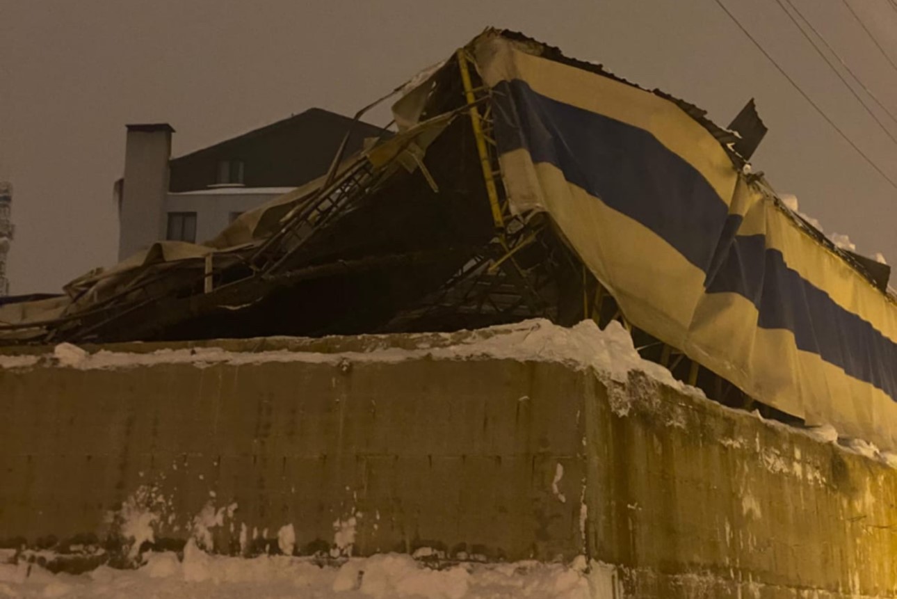 yuksekovada yogun kar nedeniyle hali sahanin catisi coktu 3 bIF22Ge8