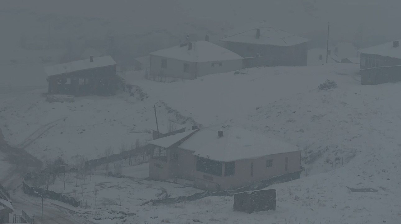 yuksekovada yogun kar yagisi ucak seferlerini durdurdu 2 CmZJ2JQB