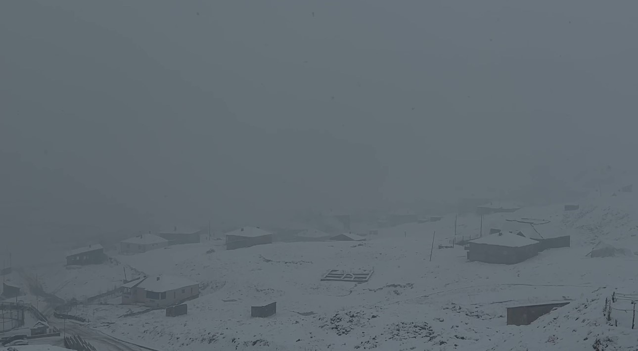 yuksekovada yogun kar yagisi ucak seferlerini durdurdu 4