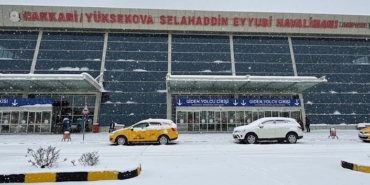 yuksekovada-yogun-kar-yagisi-ucak-seferlerini-durdurdu-PXLyx3P7.jpg