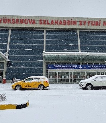 yuksekovada-yogun-kar-yagisi-ucak-seferlerini-durdurdu-PXLyx3P7.jpg