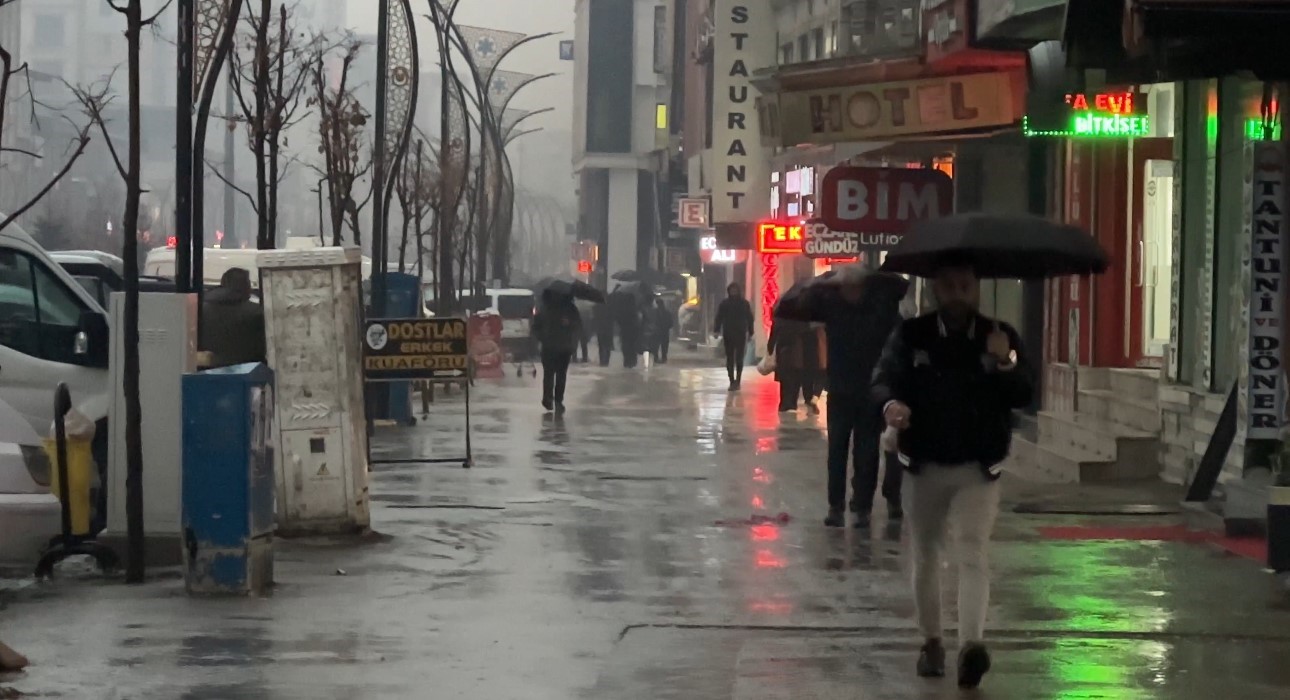 yuksekovada yogun yagislar ucak seferlerini durdurdu 2 mzmSQHjb
