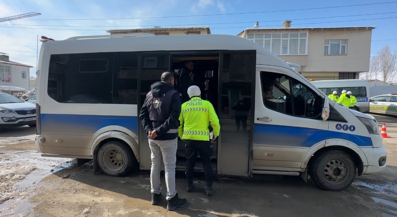 yuksekovada yolcu minibusleri denetlendi 1 gqEF5JZ5