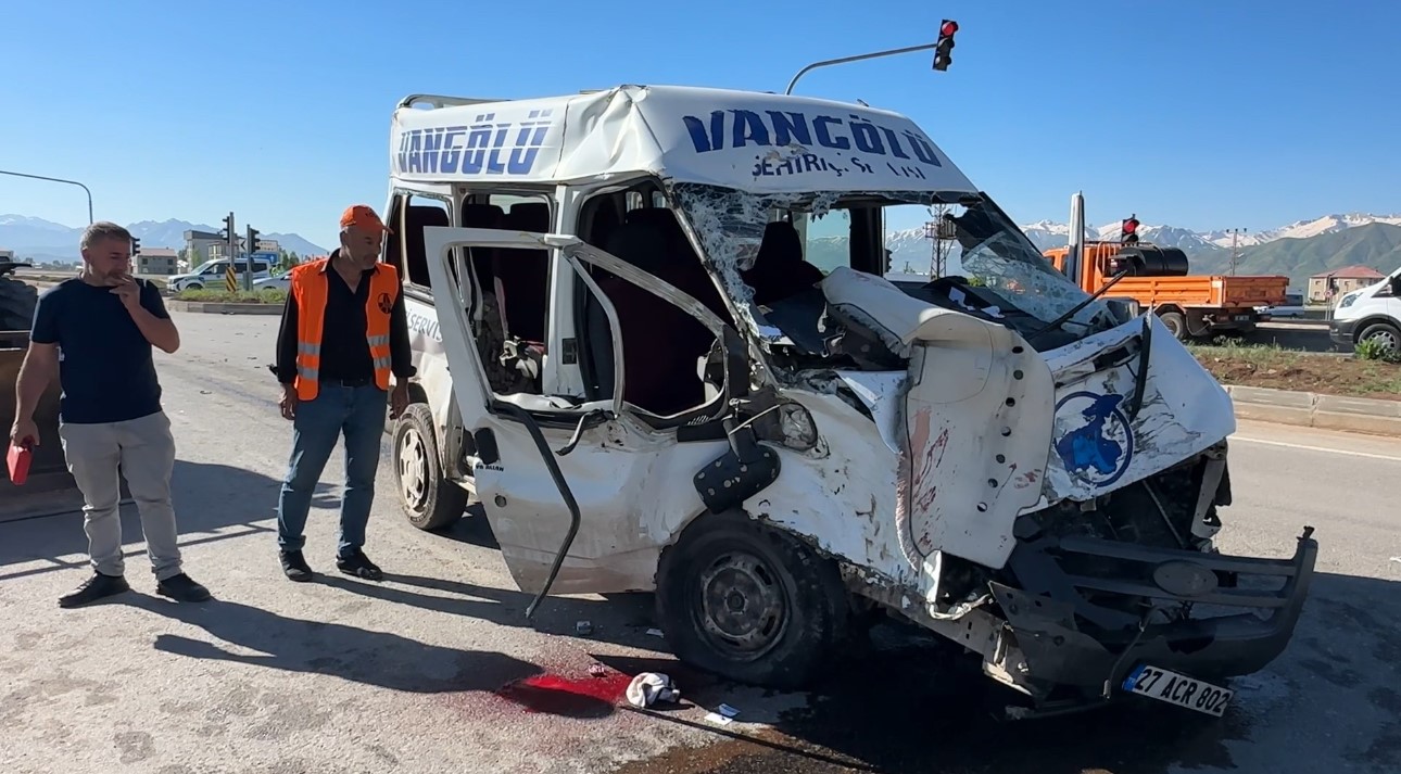 yuksekovada yolcu minibusu ile kamyon carpisti 2 olu 3 yarali 1 n2G7ir5E