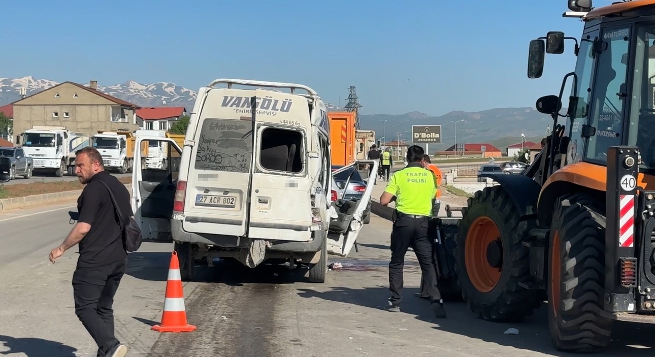 yuksekovada yolcu minibusu ile kamyon carpisti 2 olu 3 yarali 2