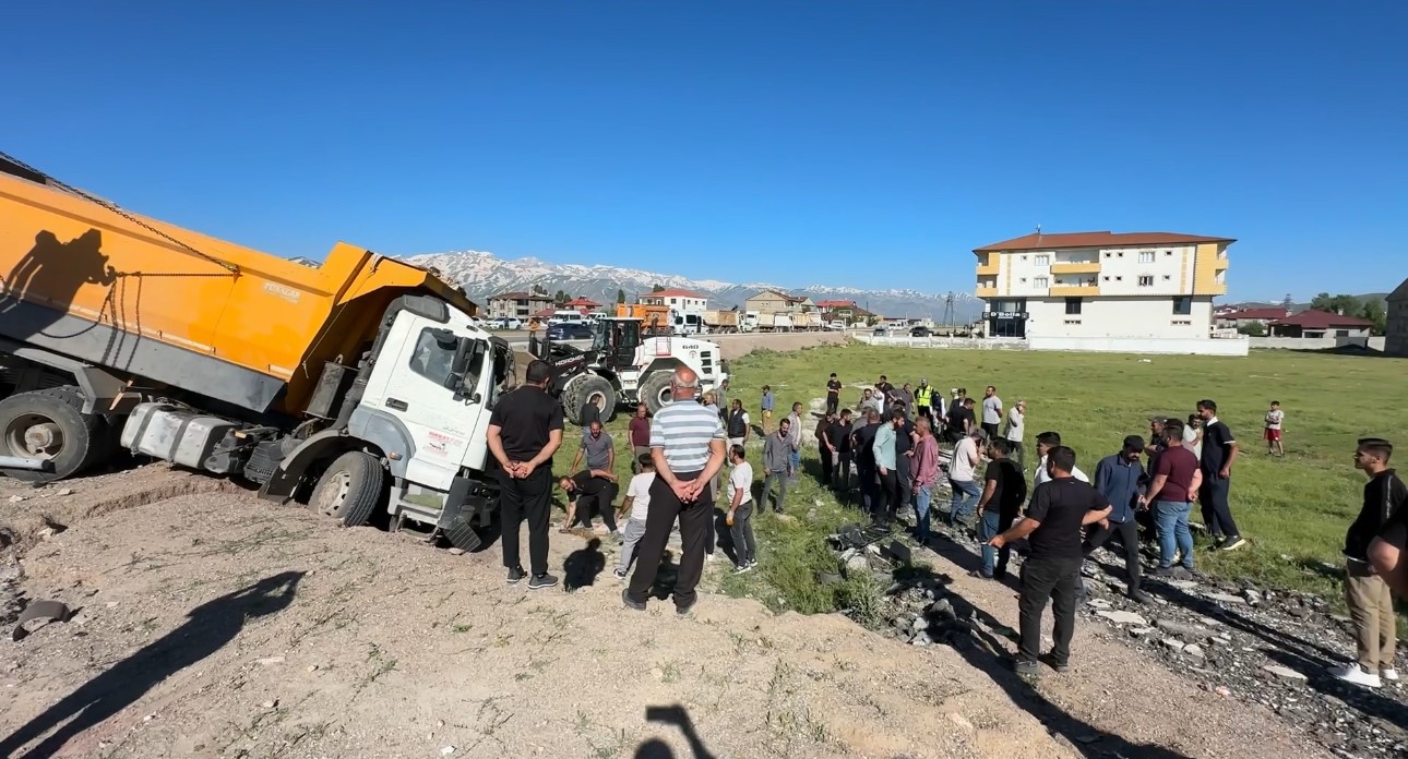 yuksekovada yolcu minibusu ile kamyon carpisti 2 olu 3 yarali 4 Mv4CvBRK