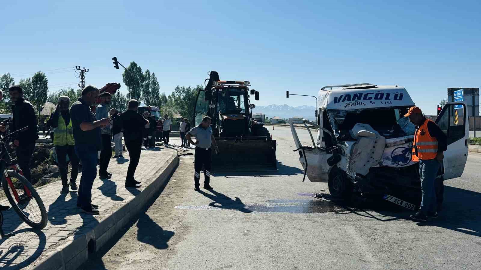 yuksekovada yolcu minibusu ile kamyon carpisti 2 olu 3 yarali 6