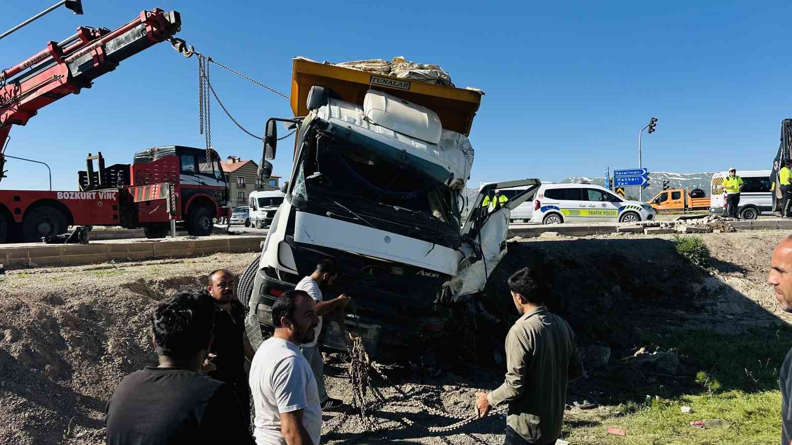 yuksekovada yolcu minibusu ile kamyon carpisti 2 olu 3 yarali 7 GE73RIML