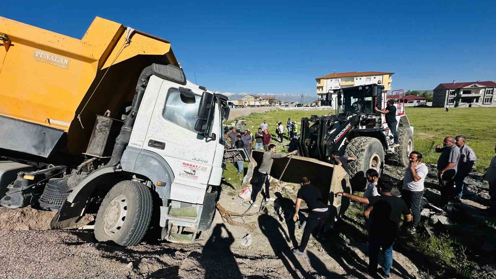 yuksekovada yolcu minibusu ile kamyon carpisti 2 olu 3 yarali 8 QdAgOLWK
