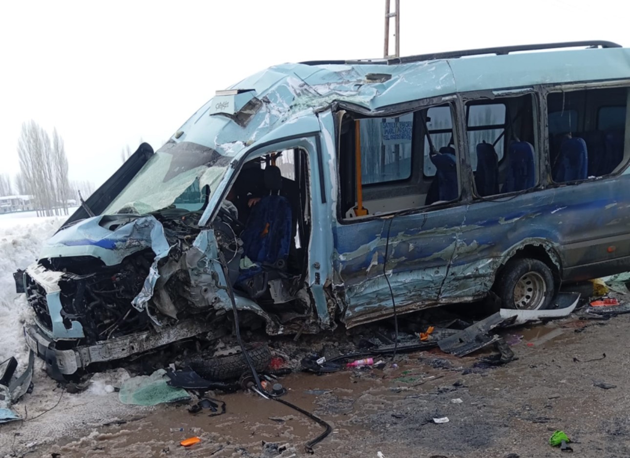 yuksekovada yolcu minibusu ile otobus carpisti cok sayida yarali var 0 eEtQjmUT