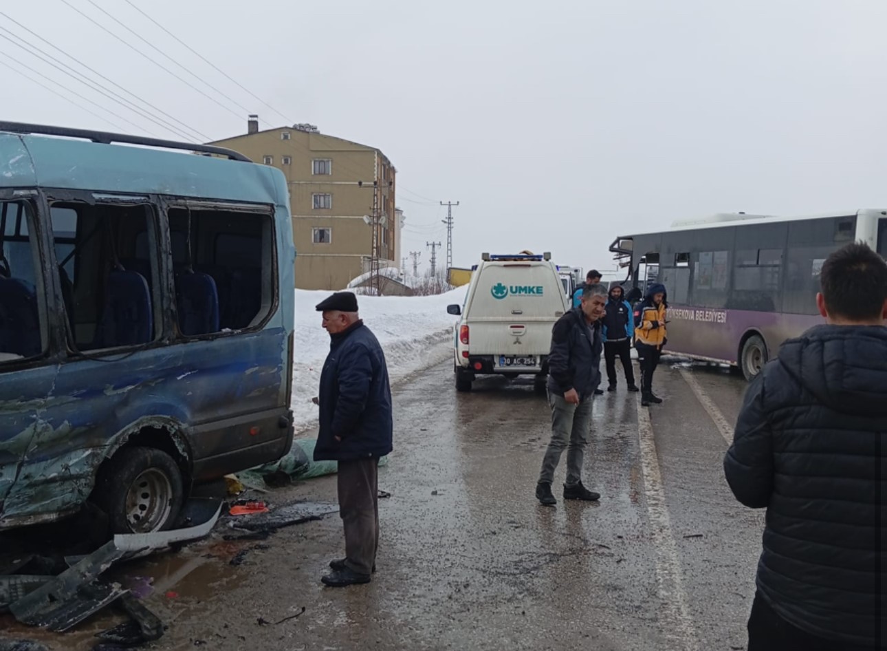 yuksekovada yolcu minibusu ile otobus carpisti cok sayida yarali var 1 bvWOZZyn