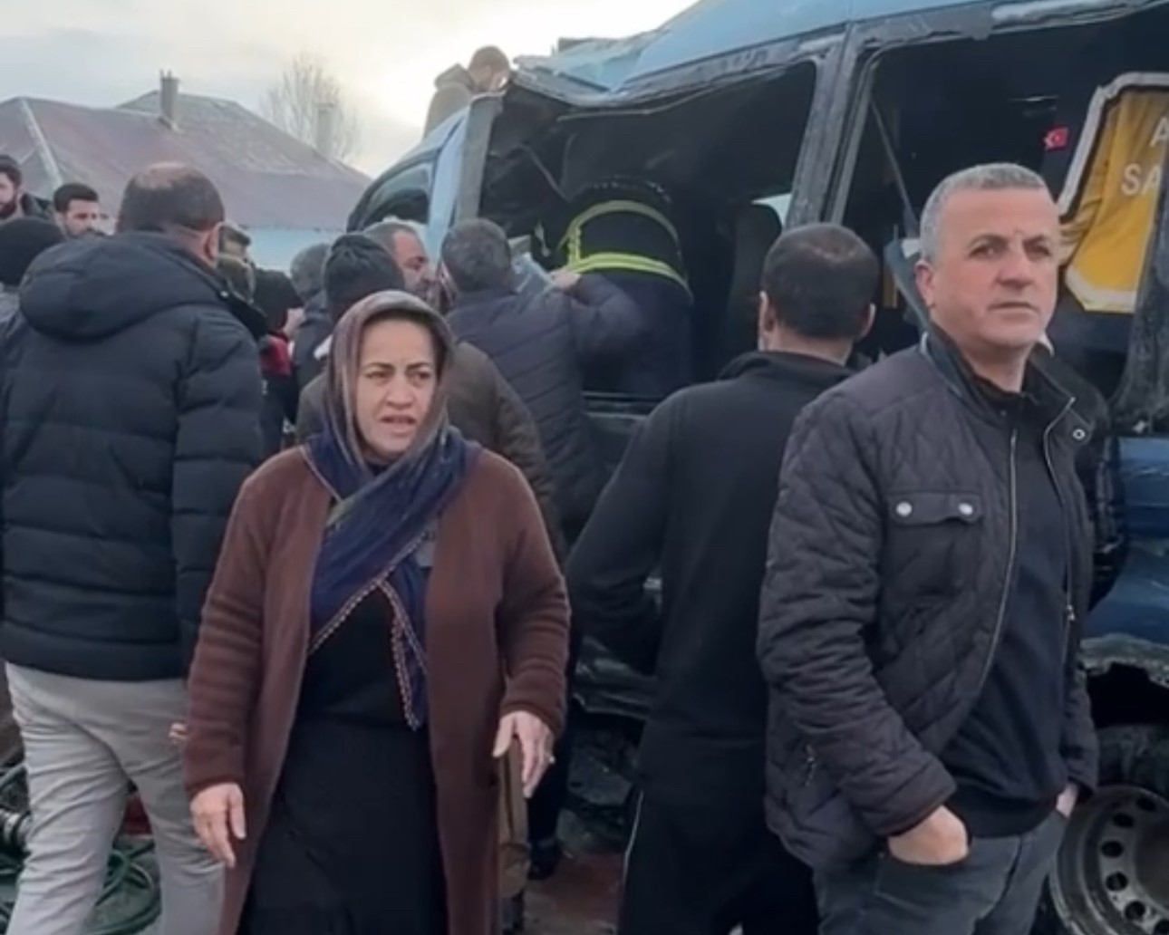 yuksekovada yolcu minibusu ile otobus carpisti cok sayida yarali var 2 SjrrWMdH