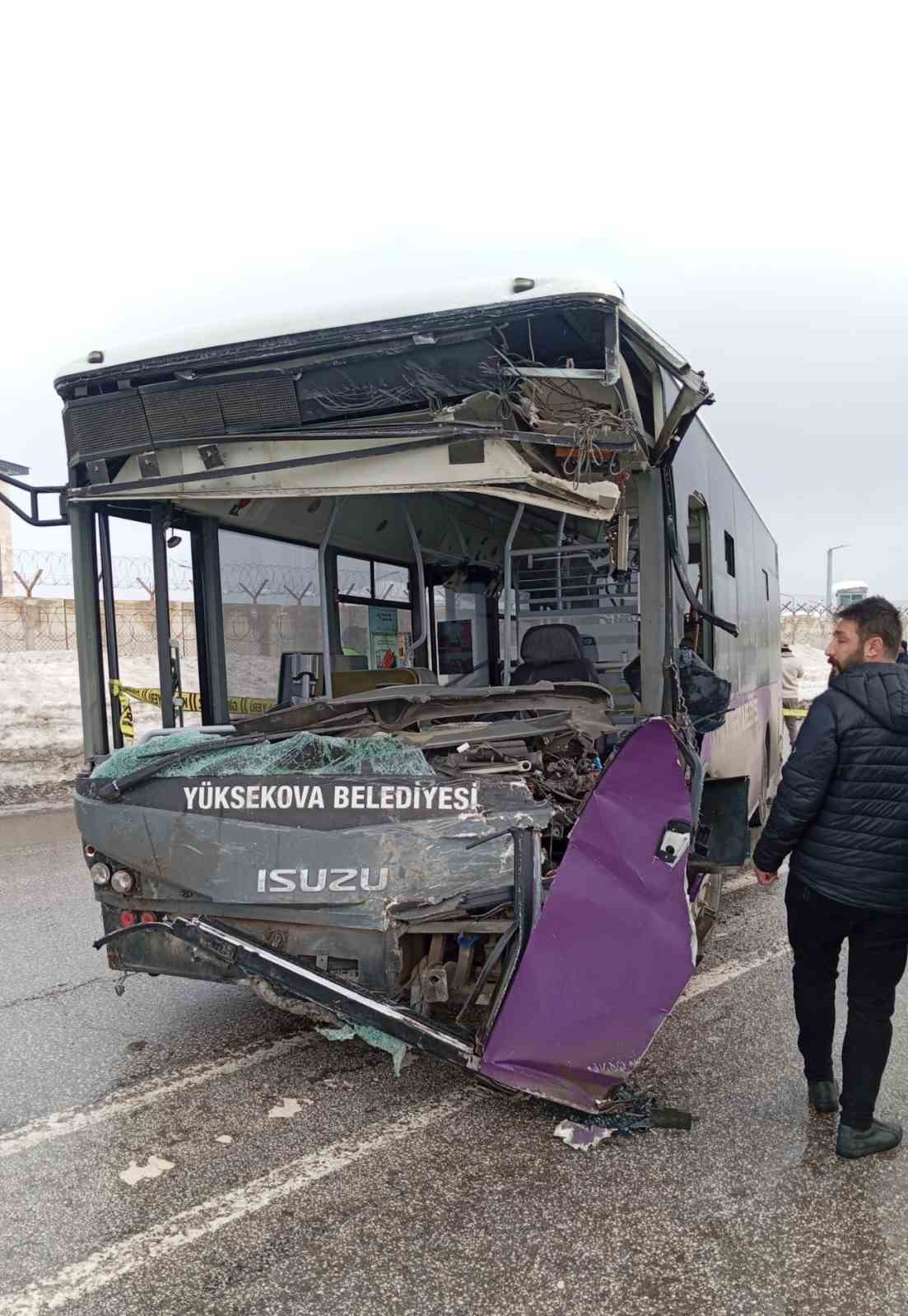 yuksekovada yolcu minibusu ile otobus carpisti cok sayida yarali var 3 an2HIQtJ
