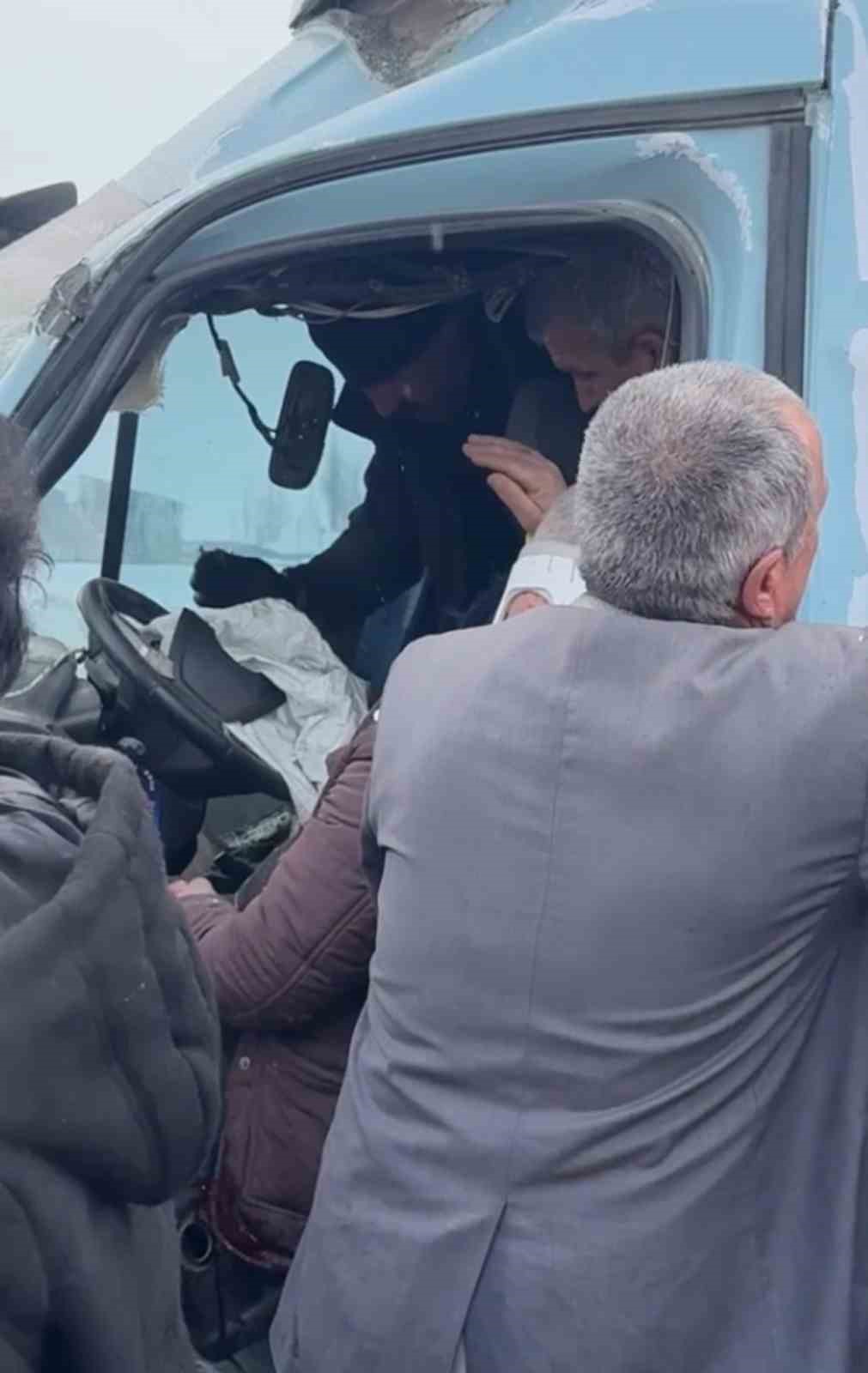 yuksekovada yolcu minibusu ile otobus carpisti cok sayida yarali var 4