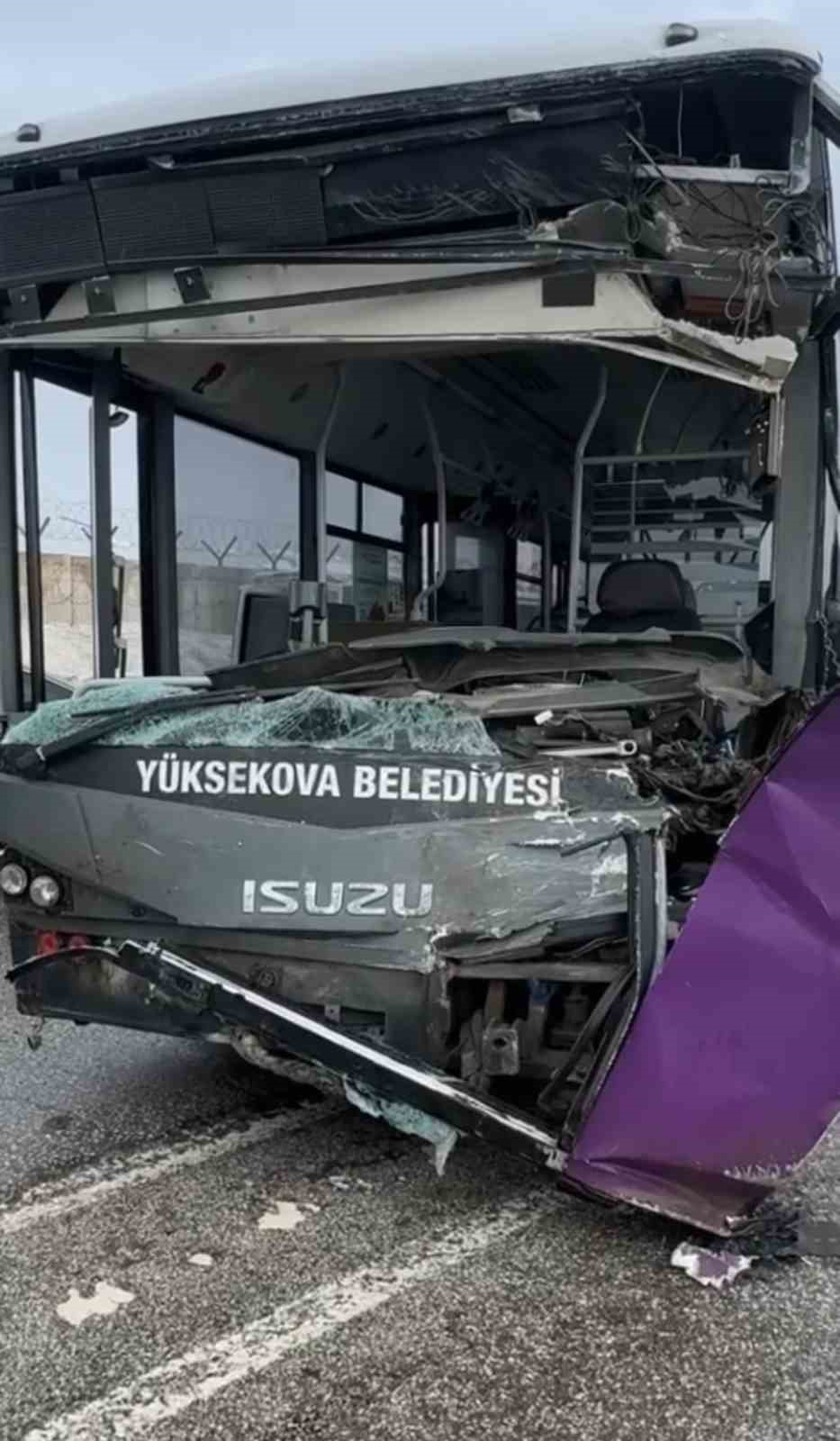 yuksekovada yolcu minibusu ile otobus carpisti cok sayida yarali var 5 rRIRbrth