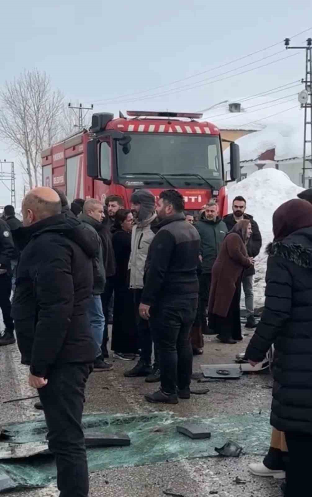 yuksekovada yolcu minibusu ile otobus carpisti cok sayida yarali var 6 EjVuJNrm
