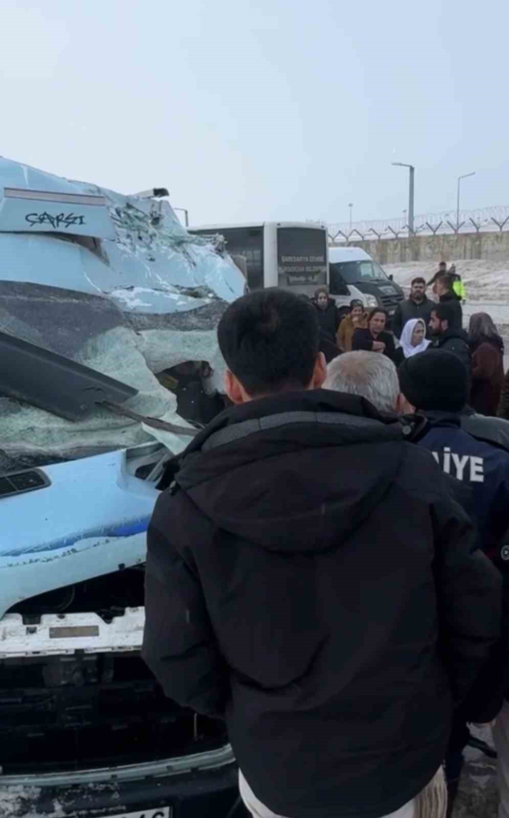 yuksekovada yolcu minibusu ile otobus carpisti cok sayida yarali var 7 ApCrvuDF