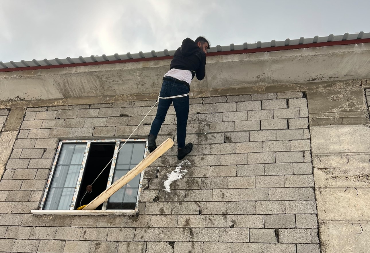 yuksekovada yurekleri agza getiren kaza catida asili kalan vatandas kurtarildi 0 uqWzLEhd