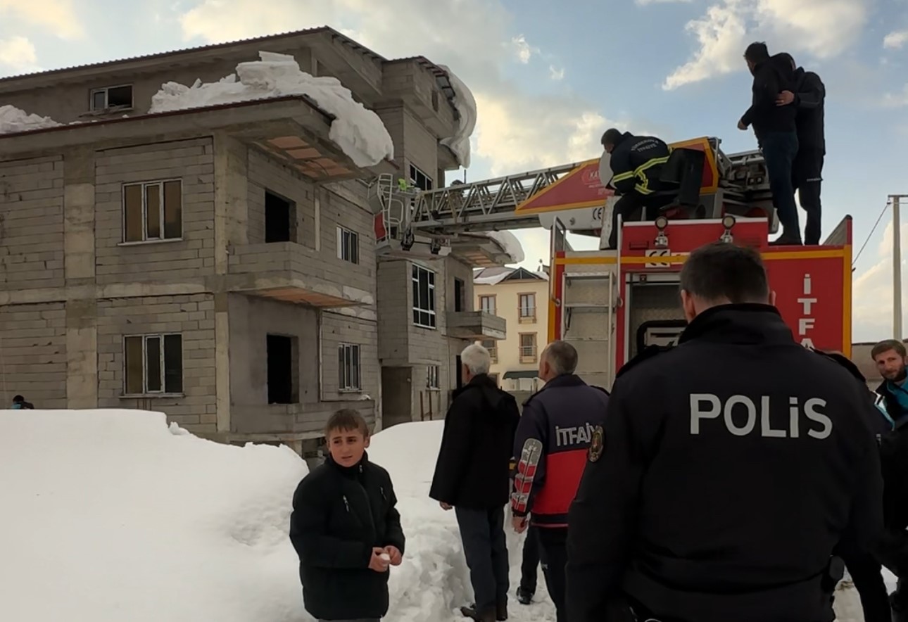 yuksekovada yurekleri agza getiren kaza catida asili kalan vatandas kurtarildi 1 5J57KaIU