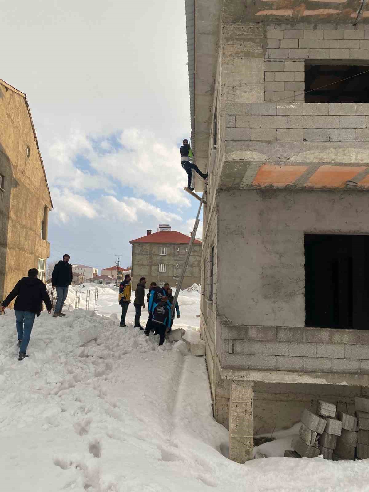 yuksekovada yurekleri agza getiren kaza catida asili kalan vatandas kurtarildi 10 OYJdBbAX