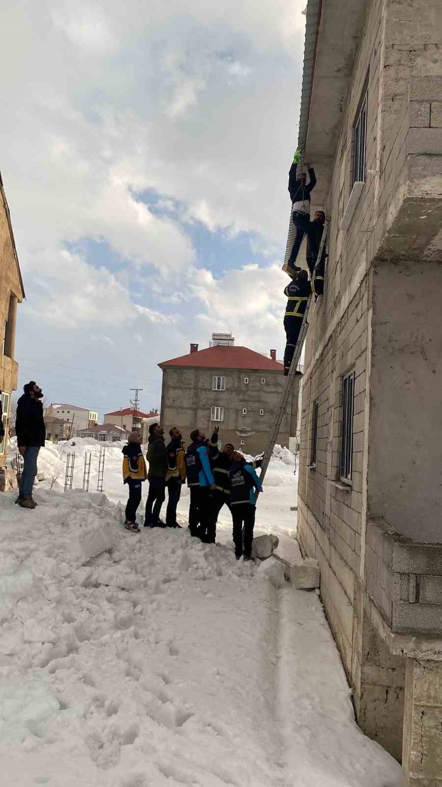 yuksekovada yurekleri agza getiren kaza catida asili kalan vatandas kurtarildi 11 VtDvKb3w