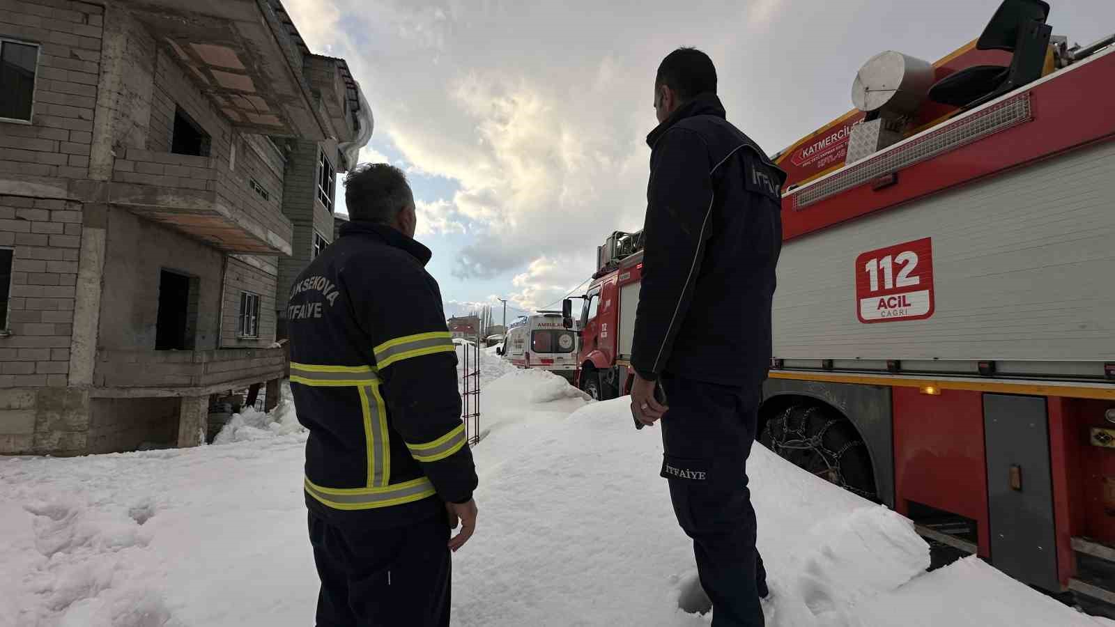 yuksekovada yurekleri agza getiren kaza catida asili kalan vatandas kurtarildi 2 u6GeigeZ