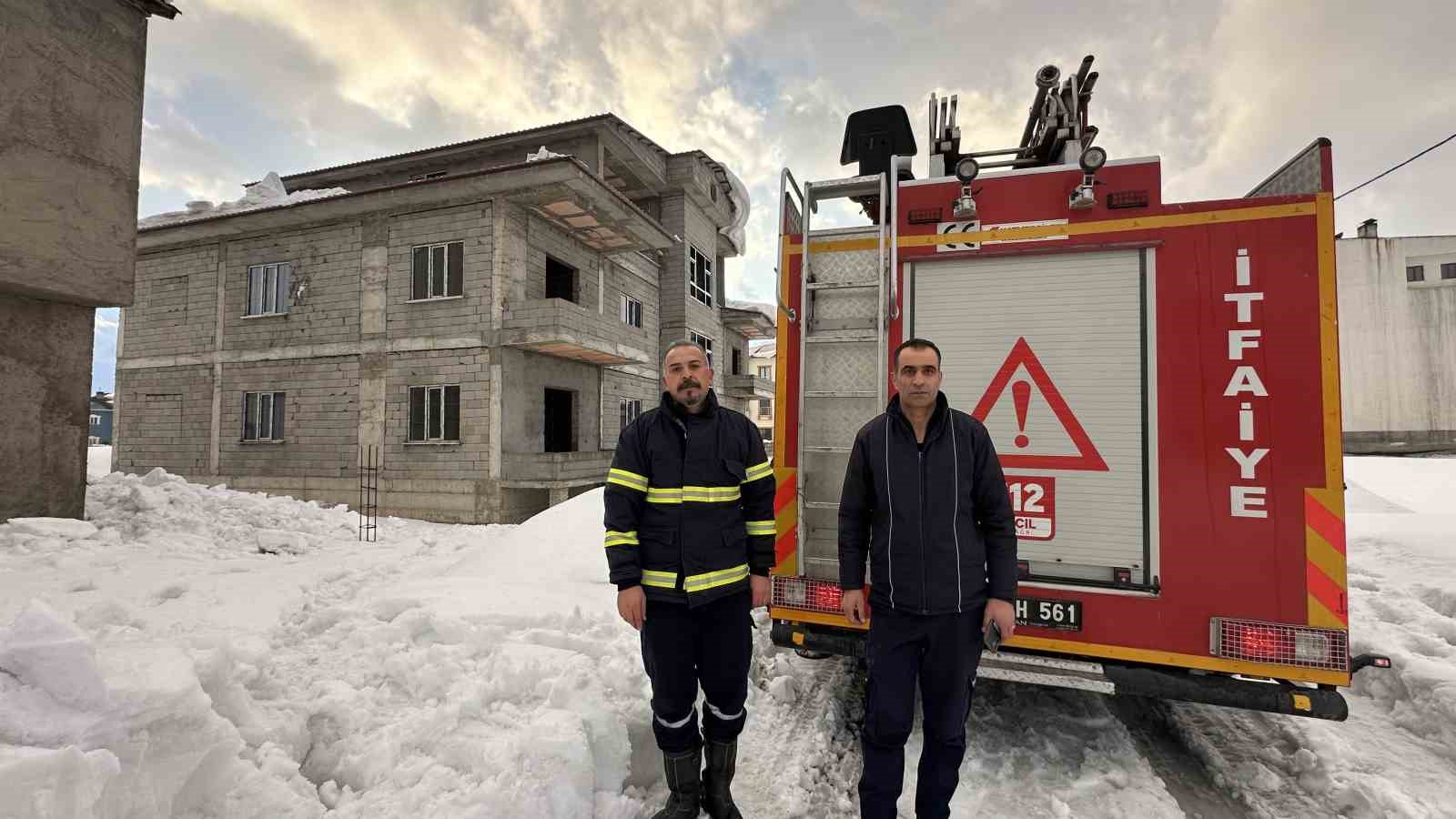 yuksekovada yurekleri agza getiren kaza catida asili kalan vatandas kurtarildi 3 Iyi5RdwE