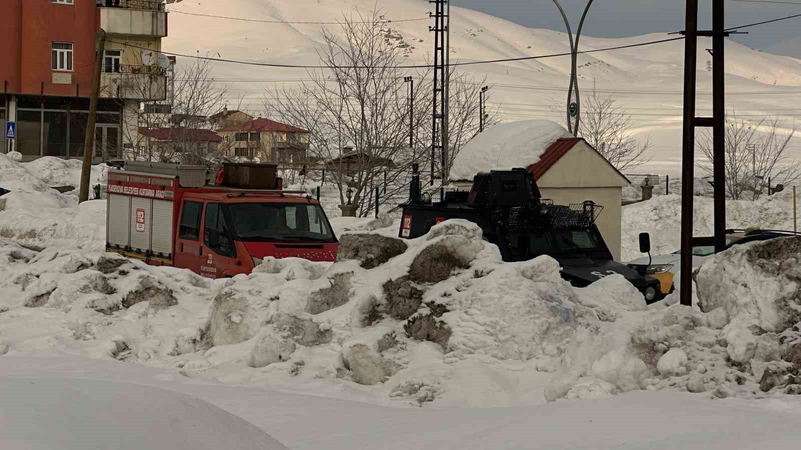 yuksekovada yurekleri agza getiren kaza catida asili kalan vatandas kurtarildi 5 nH8pqhfF