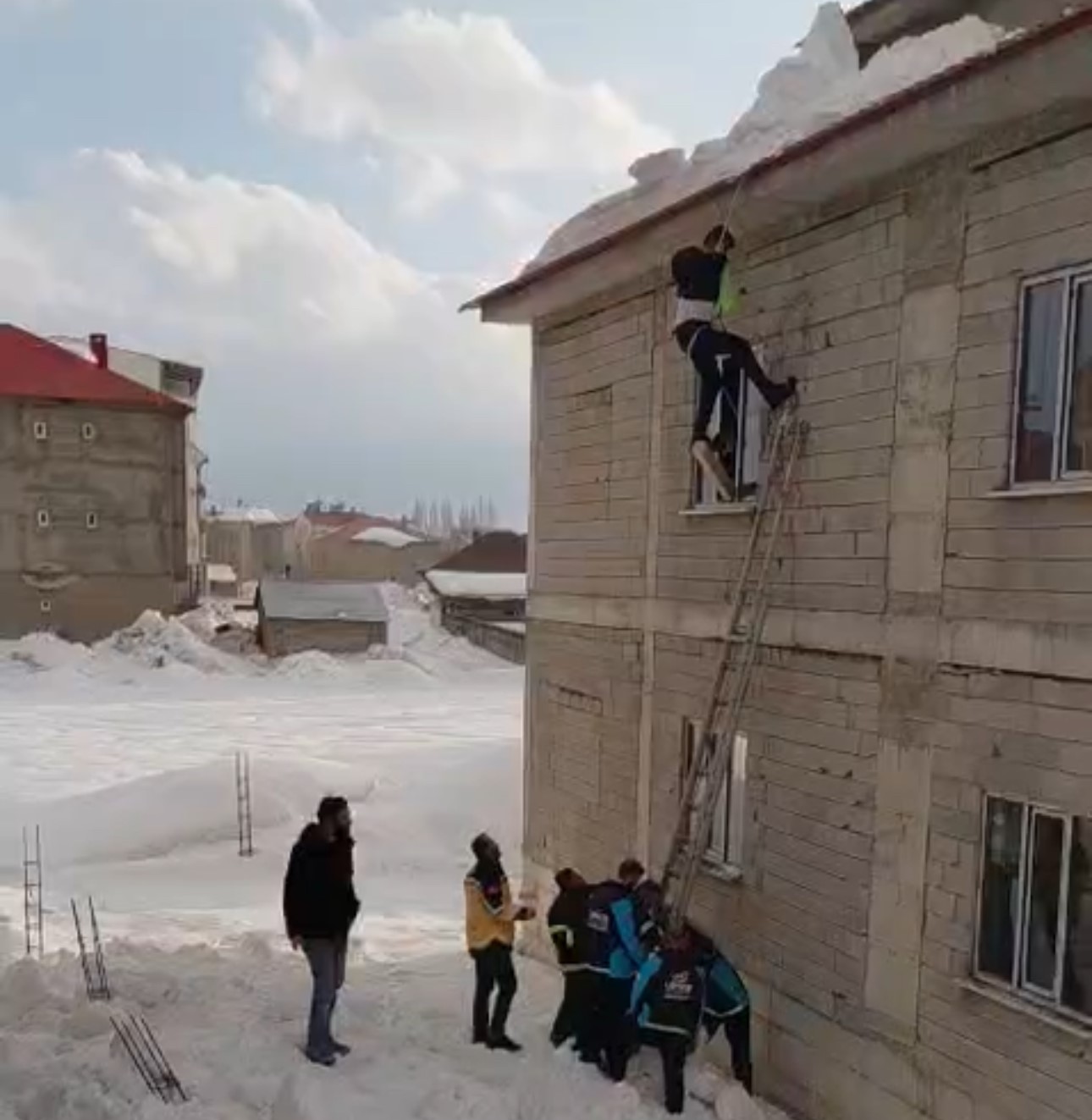 yuksekovada yurekleri agza getiren kaza catida asili kalan vatandas kurtarildi 6 VudyIlQk