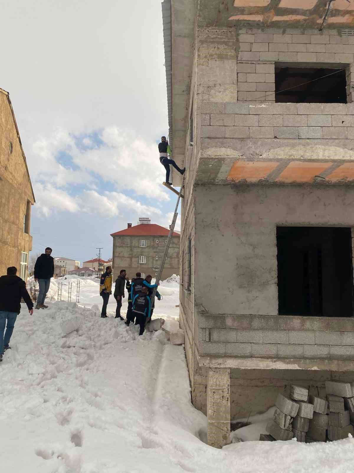 yuksekovada yurekleri agza getiren kaza catida asili kalan vatandas kurtarildi 7 UIAvQhGm