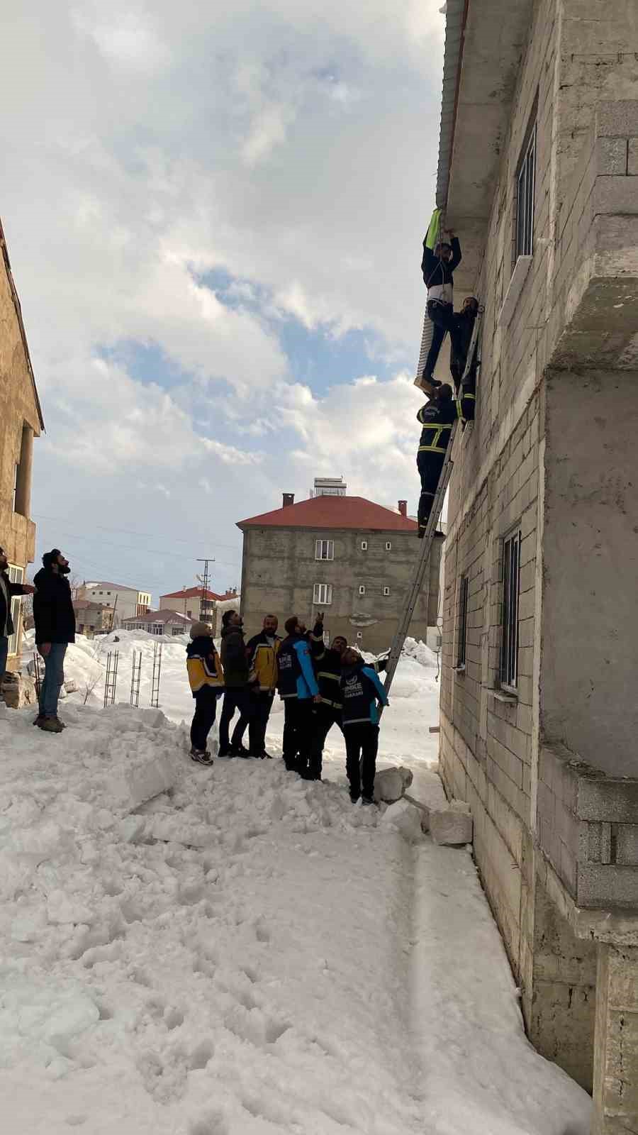yuksekovada yurekleri agza getiren kaza catida asili kalan vatandas kurtarildi 8 9CQ9ZzYV