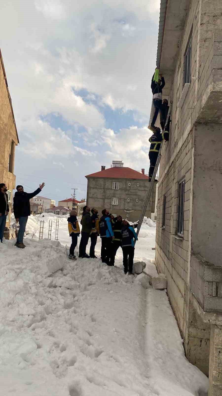 yuksekovada yurekleri agza getiren kaza catida asili kalan vatandas kurtarildi 9 yTHd6zn8